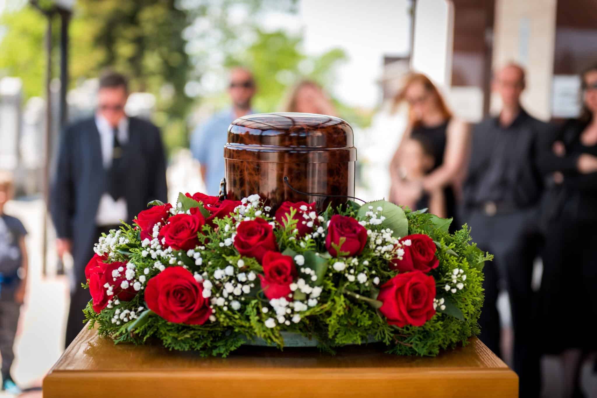 Smuk urneceremoni med blomsterdekoration – Minderne Lever.
